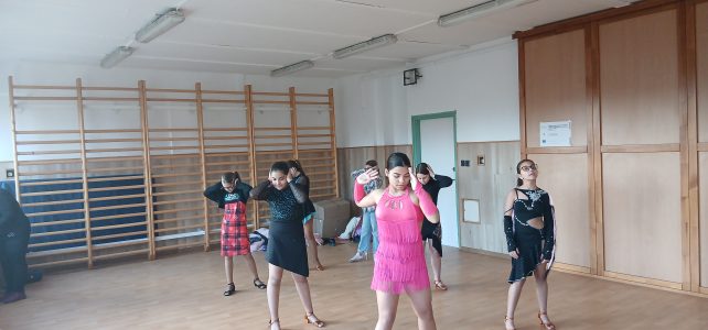 Karácsonyi társastánc bemutatók